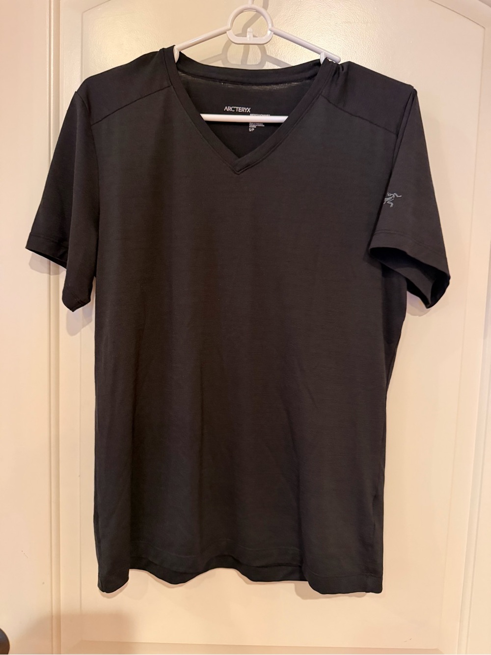 Arcteryx Men’s Black V neck trim fit top short sleeve size small EUC